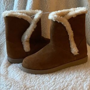 Brand New Women’s Chestnut Fuzzy Boots